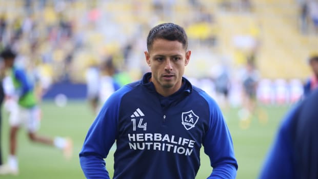 Chicharito con uniforme de manga larga